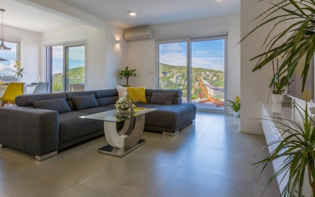 Luxurious Holiday Home in Grizane With Swimming Pool