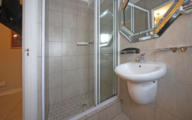 Savoy Lodge Cape Town