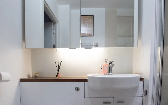Cozy Modern Apartment In East London