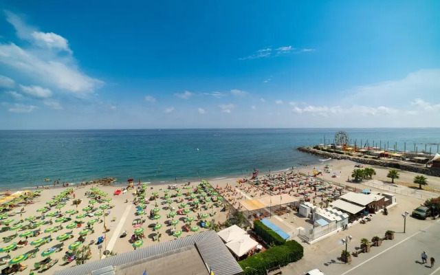 Tre Balconi Sul Mare Beach