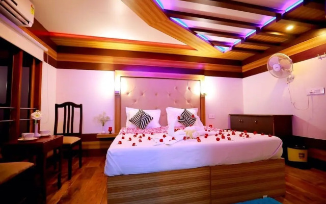 Mass Holidays Houseboat
