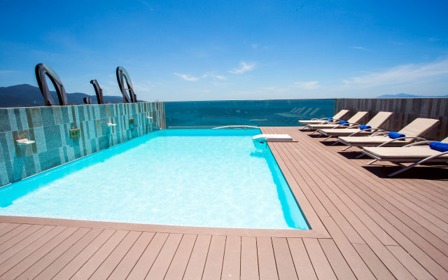 Holiday Beach Hotel Danang