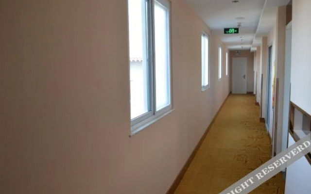 Longxiang Business Hotel