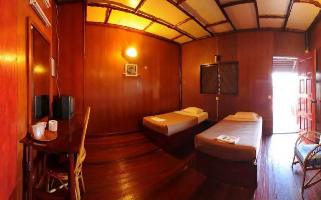Dragon Inn Floating Resort