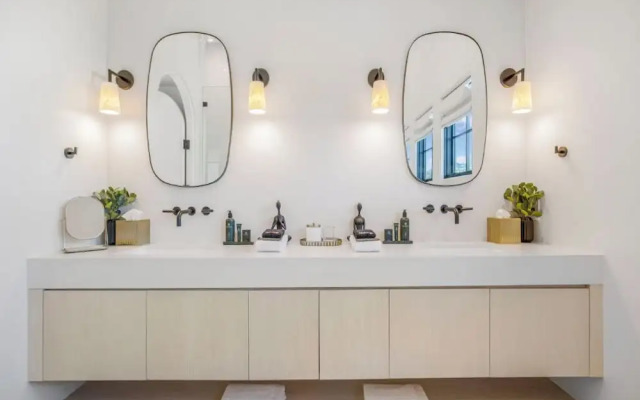 Villa Camellia - Charming 5 BR Home in the Heart of Studio City