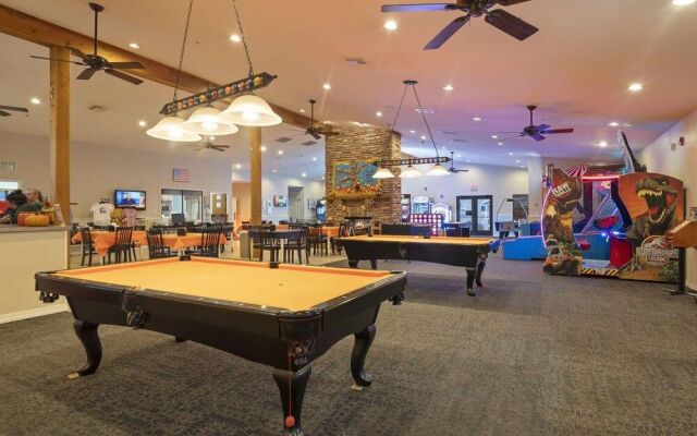 The Rockford Escape - Holiday Hills Branson - Golf Resort - Outdoor Pools