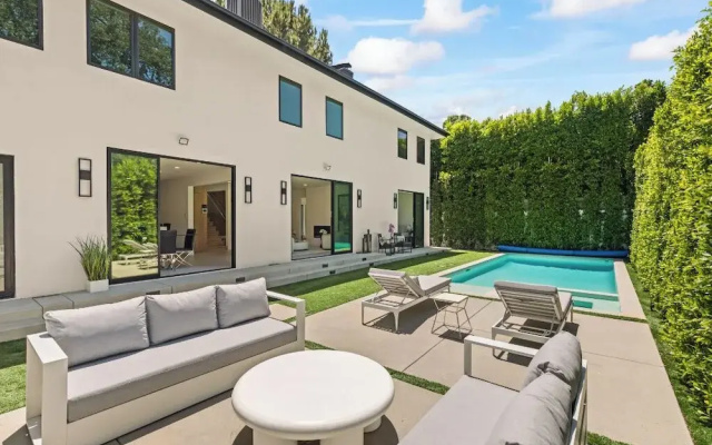 Casa Leona - Modern Masterpiece Behind Private Gates w/ Pool & Chef's Kitchen