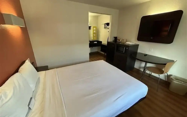 Studio 6 Suites - Riverside, Ca