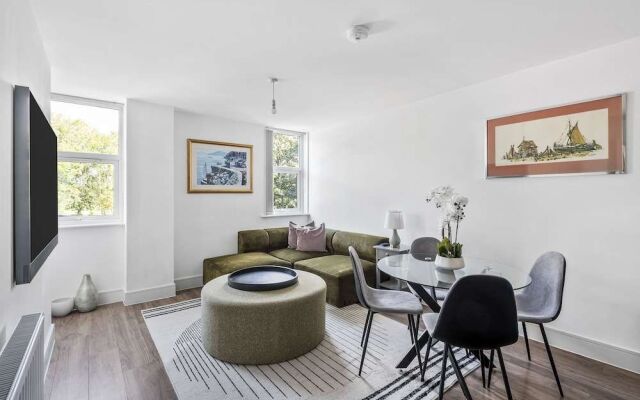 Luxurious 2 Bedroom Apartment With Free Parking