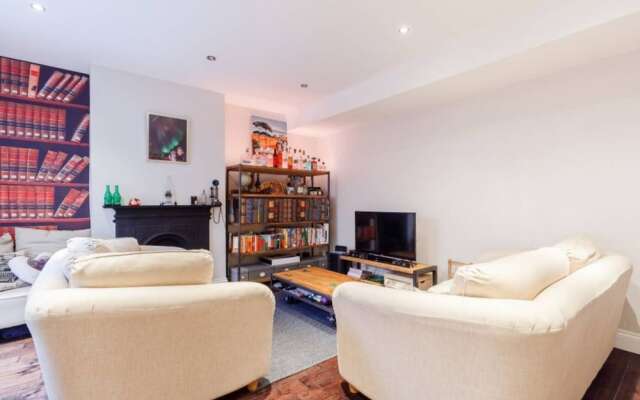 Stylish 2 Bedroom Flat With Large Garden