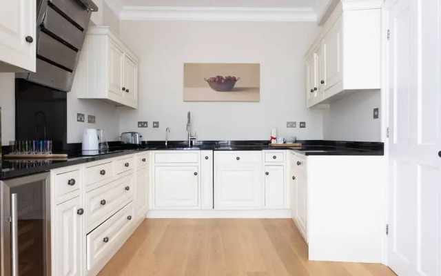 Egerton Gardens IX by Onefinestay