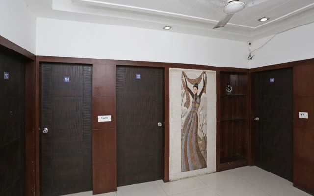 OYO 14389 Diplomat Suites