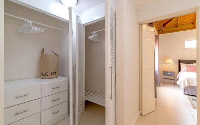 New 3-bed on Hip Strip, Beach access, Sleeps 8