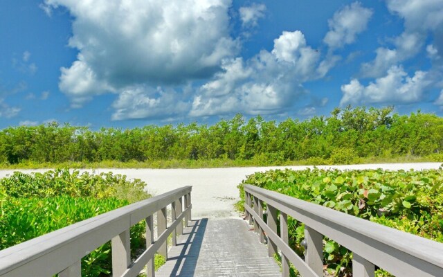 Ideal Beachfront Condo With Pool and two Balconies