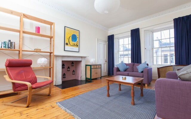 Traditional 3 Bedroom Apartment in Central Edinburgh