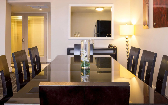 DoubleTree by Hilton Raleigh Brownstone University