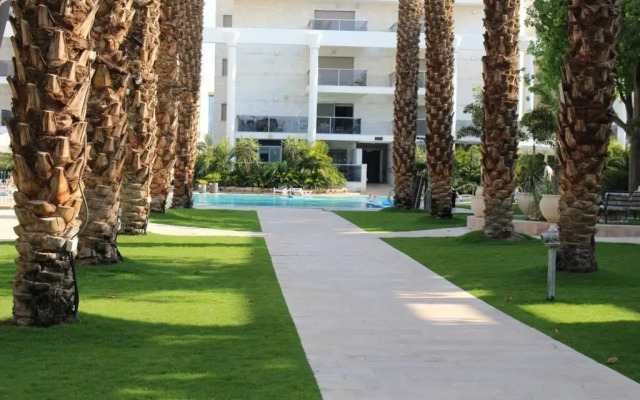 Pool side luxury suite at Royal Park-New Listing