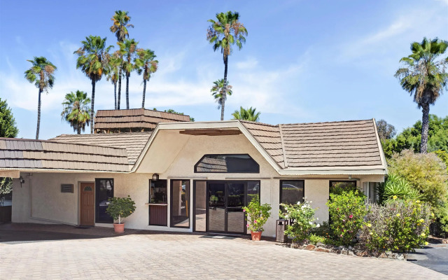 Super 8 by Wyndham Long Beach
