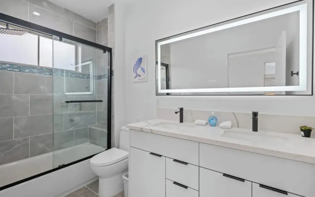 Not Affected by the Fire/modern Spacious Home With Parking & Fully Equipped Kitchen #3
