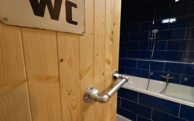 Room Emma,between bus and train station,Netflix,speed Wi-Fi