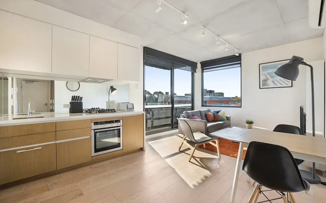 Comfy 2-bed Balcony Unit Near Chapel St