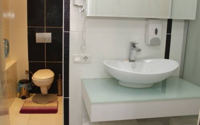 Leonard Abraham Residence