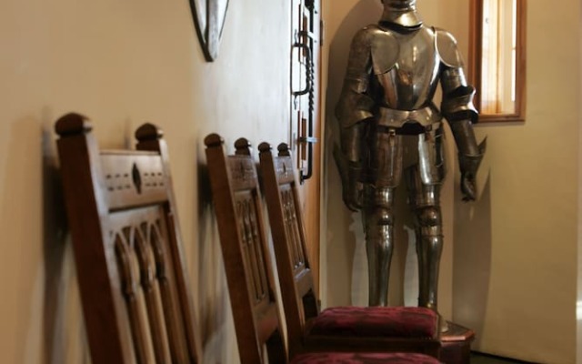 Glenskirlie House & Castle