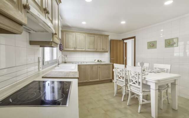 Apartment - 4 Bedrooms with WiFi and Sea views - 105010