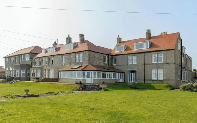 Near Beach - Sea View - Sleeps 6 - Parking