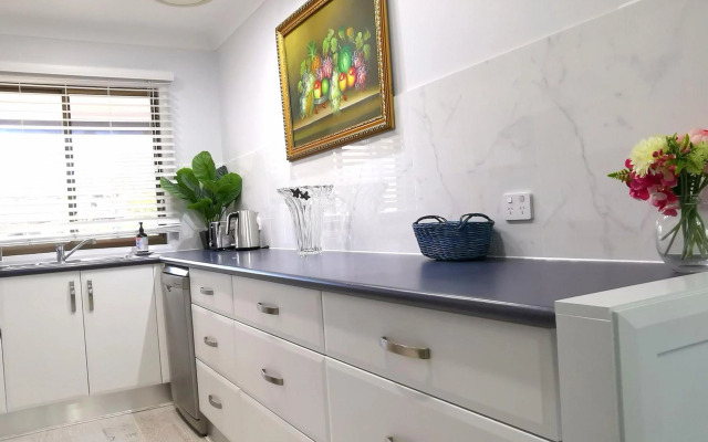 Getaway Lakefront Environmental House on Lake Macquarie with Water View