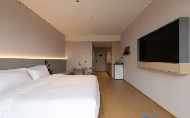 Yifeng  Hotel