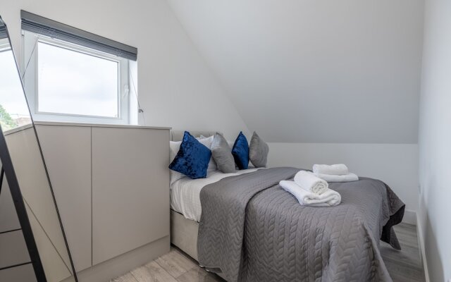 Impeccable 2-bed Apartment in Camberley
