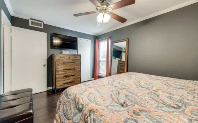 1BD Condo Pool South Irving I40