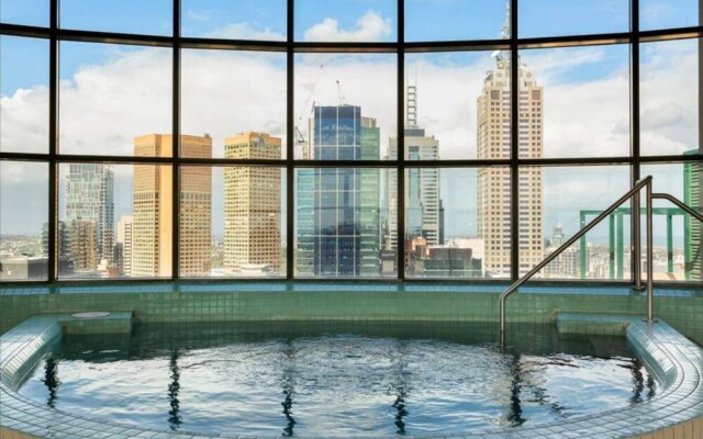 Spacious 3-bed Unit in Melbourne CBD w/ Pool & Gym