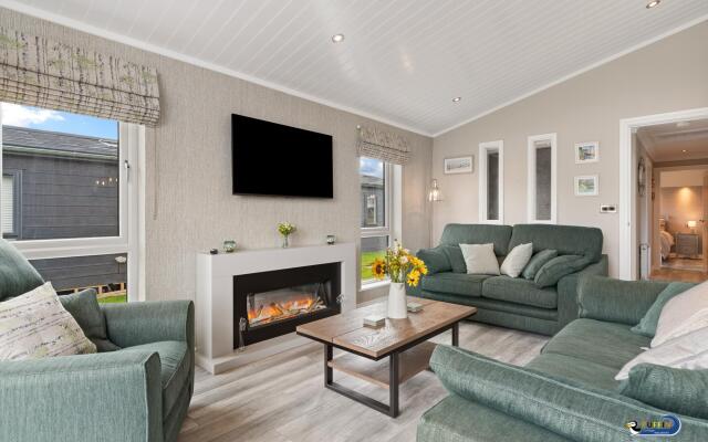 Trevelyn Lodge - Luxury Lodge Hot Tub Close to Beach