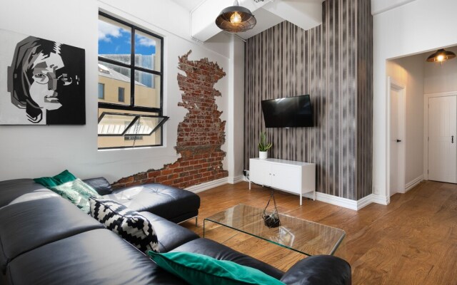 Beautiful Modern Central City Apartment