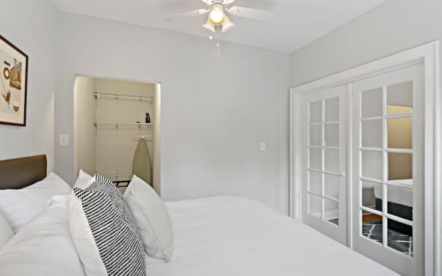 2BR Bustling & Lively Apt in Lake View