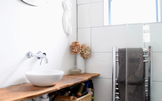 Chic 2 Bedrooms Apartment in Mile End