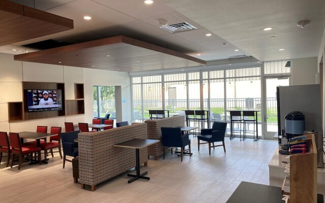 Holiday Inn Express & Suites Madison West Middleton