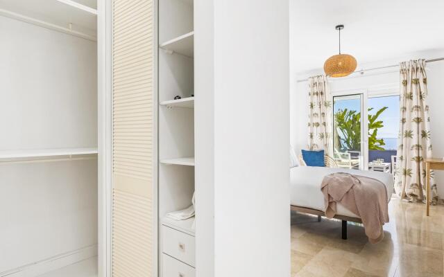 Beach apartment with terrace and private parking
