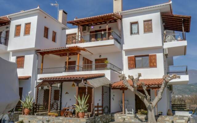 Cosy House Boat in Platanidia With Swimming Pool