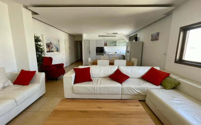 Beautiful 2-bedroom condo in the heart of Tel Aviv