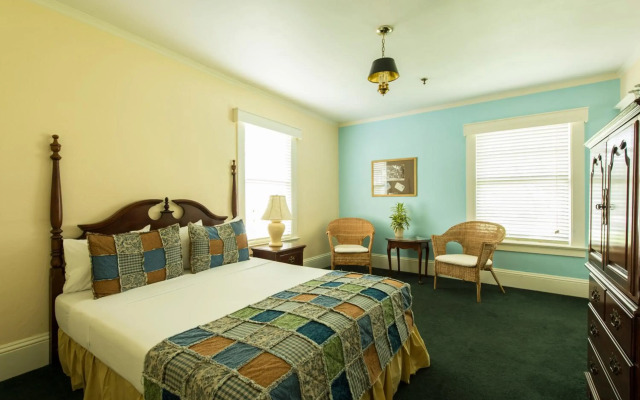 Lakeside Inn