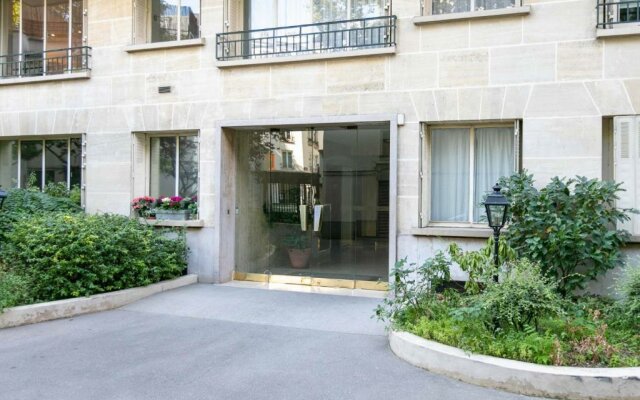 Paris City – Spacious 3 bedroom flat for families -3 minutes from metro station