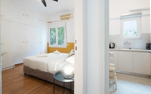 Spacious High-ceiling 2-bedroom by Acropolis Museum