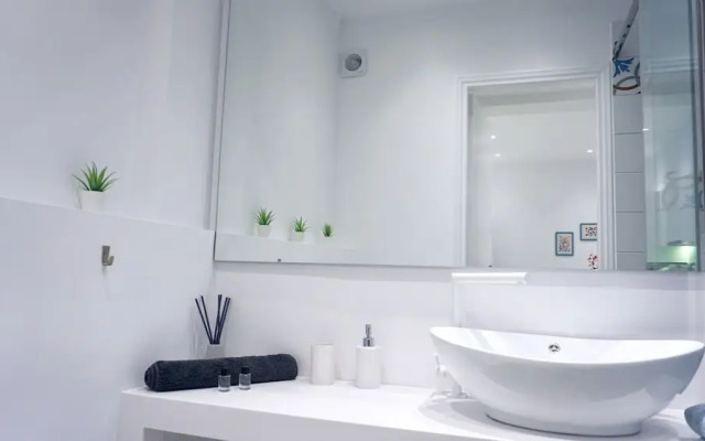 Peaceful Urban Oasis Apt in Athens