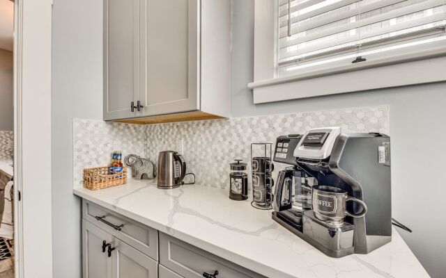 Chic Jacksonville Getaway, Walk to River & Parks!