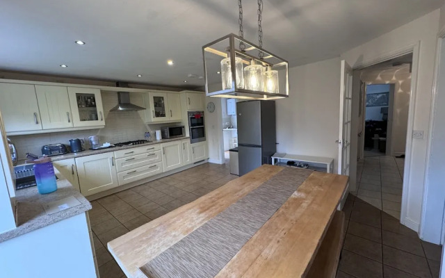 Spacious 4Bd House With Character In Coventry