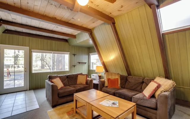 Quaint + Rustic A-frame < 5 Mi to Plumas-eureka!