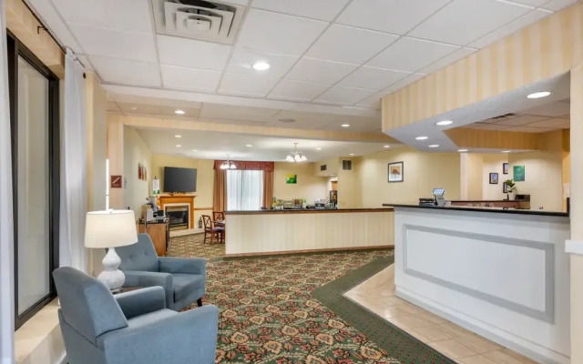 Quality Inn & Suites Near Amish Country